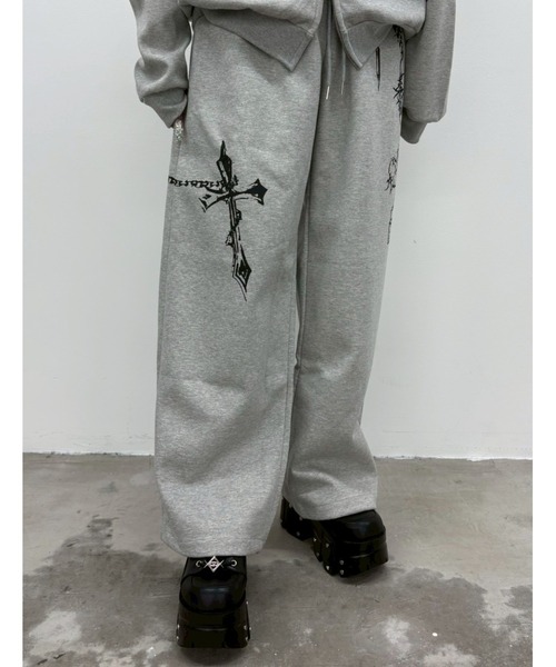 ARULE(アルール)の「A'GEM/9 × .kom 『ARULE/アルール』Chain Cross Graphic Sweatpants /チェーンクロスグラフィックスエットパンツ(スウェットパンツ・レディース・グレー/ブラック・FREE)」の4枚目の写真