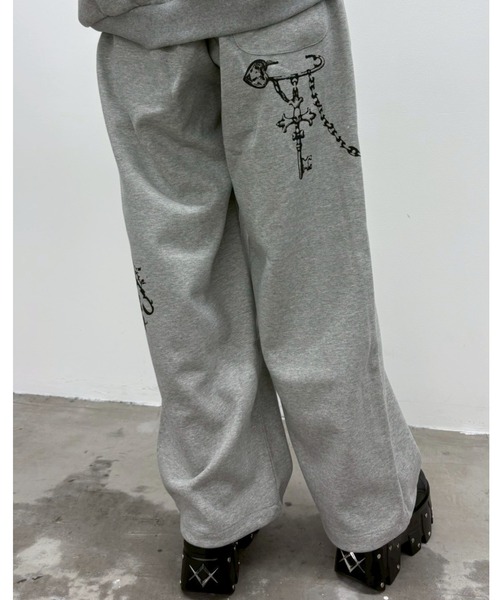 ARULE(アルール)の「A'GEM/9 × .kom 『ARULE/アルール』Chain Cross Graphic Sweatpants /チェーンクロスグラフィックスエットパンツ(スウェットパンツ・レディース・グレー/ブラック・FREE)」の5枚目の写真