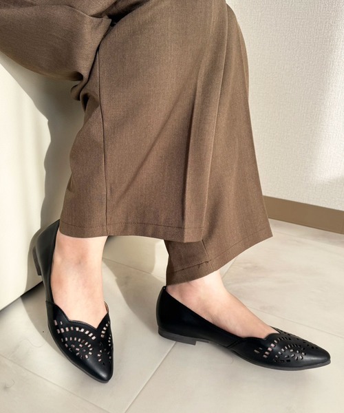 lus.(ラスドット)の「lus. ポインテッドトゥ カットワークパンプス(パンプス・レディース・ブラック/グレイッシュベージュ・S/L/LL/M)」の1枚目の写真