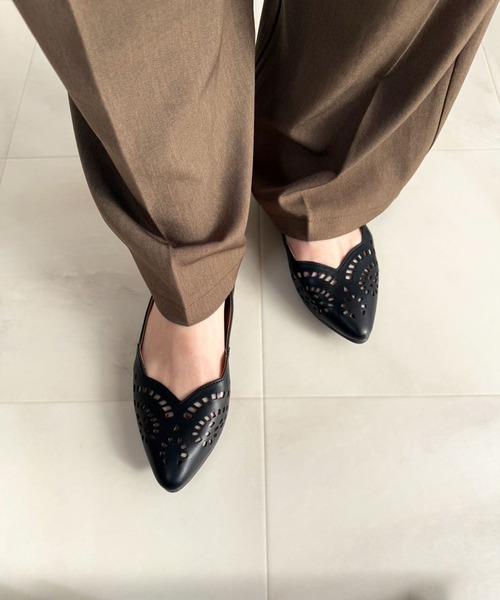 lus.(ラスドット)の「lus. ポインテッドトゥ カットワークパンプス(パンプス・レディース・ブラック/グレイッシュベージュ・S/L/LL/M)」の8枚目の写真