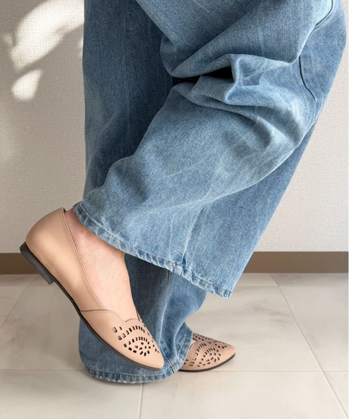 lus.(ラスドット)の「lus. ポインテッドトゥ カットワークパンプス(パンプス・レディース・ブラック/グレイッシュベージュ・S/L/LL/M)」の15枚目の写真
