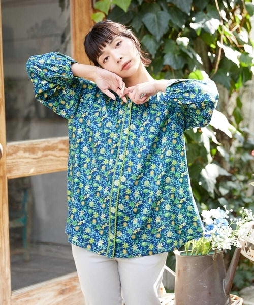 Jocomomola(ホコモモラ)の「Sancho Panza フラワープリントブラウス(シャツ/ブラウス・レディース・アイボリー/ネイビー・40)」の2枚目の写真