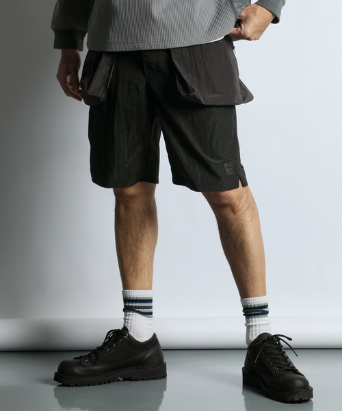 The DUFFER of ST.GEORGE(ザダファーオブセントジョージ)の「TECH RIPSTOP UTILITY SHORTS:セットアップ対応 テック リップストップ ユーティリティ ショーツ(その他パンツ・メンズ・ブラック/ブルー・MEDIUM/LARGE)」の2枚目の写真