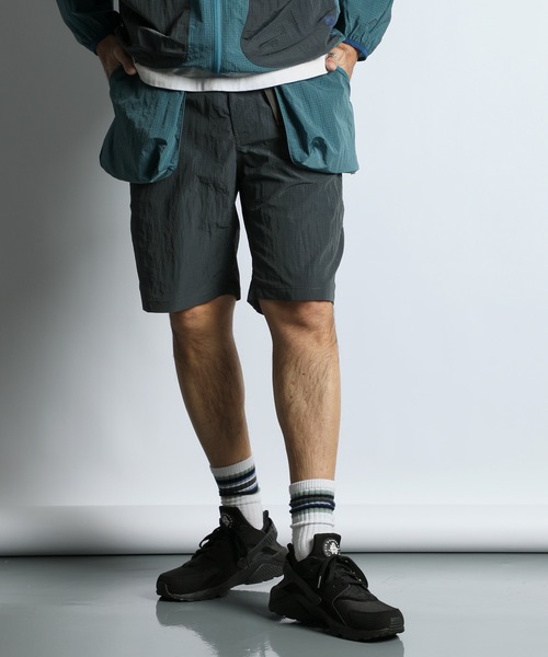 The DUFFER of ST.GEORGE(ザダファーオブセントジョージ)の「TECH RIPSTOP UTILITY SHORTS:セットアップ対応 テック リップストップ ユーティリティ ショーツ(その他パンツ・メンズ・ブラック/ブルー・MEDIUM/LARGE)」の6枚目の写真