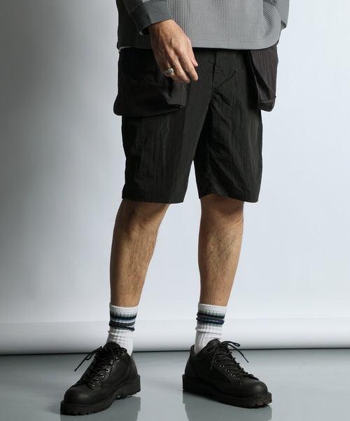 The DUFFER of ST.GEORGE(ザダファーオブセントジョージ)の「TECH RIPSTOP UTILITY SHORTS:セットアップ対応 テック リップストップ ユーティリティ ショーツ(その他パンツ・メンズ・ブラック/ブルー・MEDIUM/LARGE)」の3枚目の写真