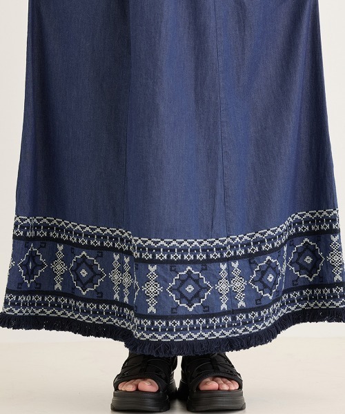 チチカカ(チチカカ)の「Shanti Shanti デニム刺繍スカート【WEB限定】(デニムスカート・レディース・ネイビー/ライトブルー・FREE)」の11枚目の写真