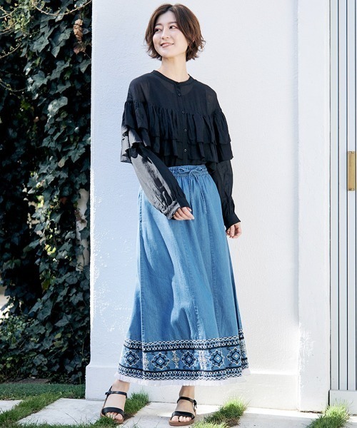 チチカカ(チチカカ)の「Shanti Shanti デニム刺繍スカート【WEB限定】(デニムスカート・レディース・ネイビー/ライトブルー・FREE)」の4枚目の写真