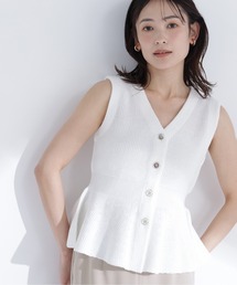 NATURAL BEAUTY BASIC（ナチュラルビューティーベーシック）の「メタルボタンペプラムニットジレ（ベスト）」
