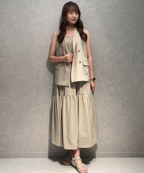 AND COUTURE(アンドクチュール)の「テーラードジレ×ティアードキャミワンピース(ワンピース・レディース・チャコールグレー/イエロー/ベージュ・FREE)」の3枚目の写真