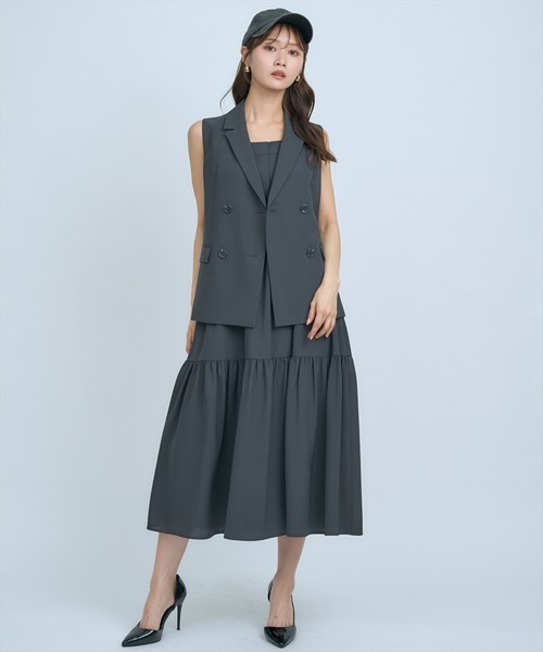 AND COUTURE(アンドクチュール)の「テーラードジレ×ティアードキャミワンピース(ワンピース・レディース・チャコールグレー/イエロー/ベージュ・FREE)」の2枚目の写真