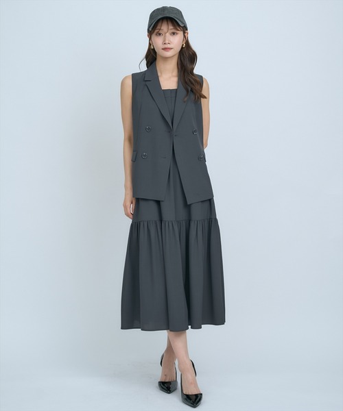 AND COUTURE(アンドクチュール)の「テーラードジレ×ティアードキャミワンピース(ワンピース・レディース・チャコールグレー/イエロー/ベージュ・FREE)」の10枚目の写真