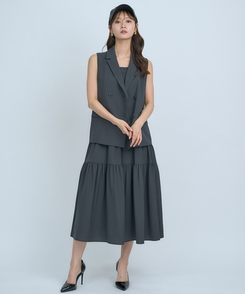 AND COUTURE(アンドクチュール)の「テーラードジレ×ティアードキャミワンピース(ワンピース・レディース・チャコールグレー/イエロー/ベージュ・FREE)」の11枚目の写真