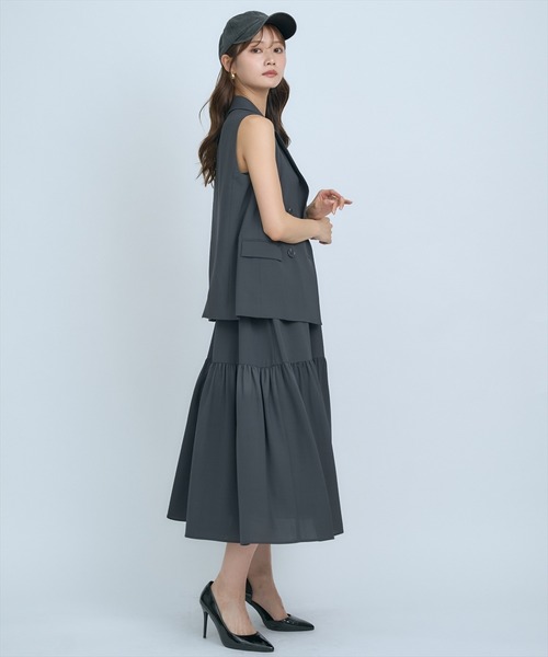 AND COUTURE(アンドクチュール)の「テーラードジレ×ティアードキャミワンピース(ワンピース・レディース・チャコールグレー/イエロー/ベージュ・FREE)」の12枚目の写真