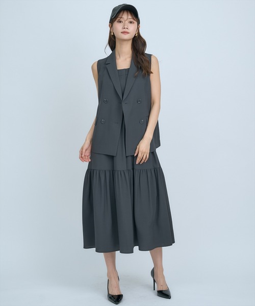 AND COUTURE(アンドクチュール)の「テーラードジレ×ティアードキャミワンピース(ワンピース・レディース・チャコールグレー/イエロー/ベージュ・FREE)」の20枚目の写真