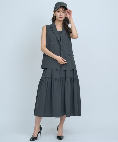 AND COUTURE(アンドクチュール)の「テーラードジレ×ティアードキャミワンピース(ワンピース・レディース・チャコールグレー/イエロー/ベージュ・FREE)」の22枚目の写真