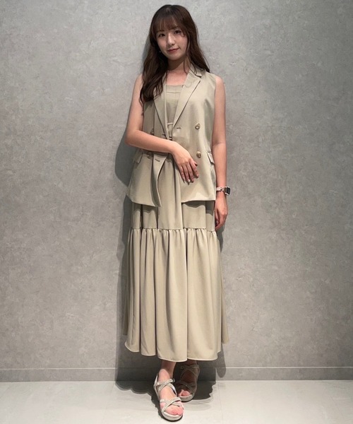 AND COUTURE(アンドクチュール)の「テーラードジレ×ティアードキャミワンピース(ワンピース・レディース・チャコールグレー/イエロー/ベージュ・FREE)」の5枚目の写真