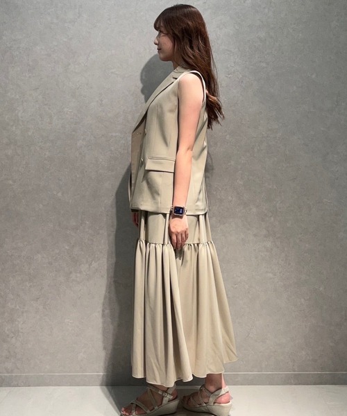 AND COUTURE(アンドクチュール)の「テーラードジレ×ティアードキャミワンピース(ワンピース・レディース・チャコールグレー/イエロー/ベージュ・FREE)」の8枚目の写真