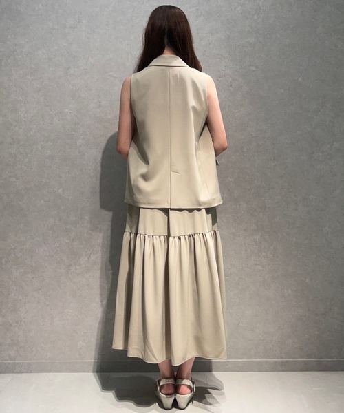AND COUTURE(アンドクチュール)の「テーラードジレ×ティアードキャミワンピース(ワンピース・レディース・チャコールグレー/イエロー/ベージュ・FREE)」の9枚目の写真