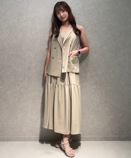 AND COUTURE(アンドクチュール)の「テーラードジレ×ティアードキャミワンピース(ワンピース・レディース・チャコールグレー/イエロー/ベージュ・FREE)」の4枚目の写真