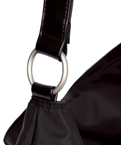 Never mind the XU / Chikashitsu+(ネバーマインド ザ エックスユー / チカシツプラス)の「【HAH ARCHIVE】Contour Shoulder Bag(Nylon) / 【ハーアーカイブ】コントゥアワンショルダーバッグ(ナイロン)(ショルダーバッグ・メンズ・ブラック・ONE SIZE)」の5枚目の写真