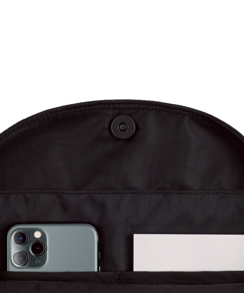 Never mind the XU / Chikashitsu+(ネバーマインド ザ エックスユー / チカシツプラス)の「【HAH ARCHIVE】Contour Shoulder Bag(Nylon) / 【ハーアーカイブ】コントゥアワンショルダーバッグ(ナイロン)(ショルダーバッグ・メンズ・ブラック・ONE SIZE)」の2枚目の写真