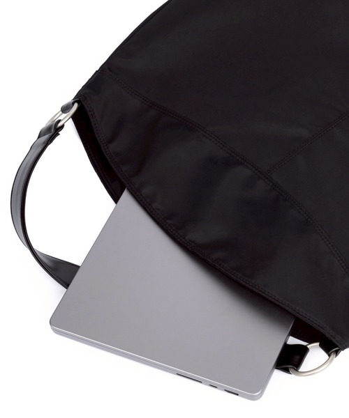 Never mind the XU / Chikashitsu+(ネバーマインド ザ エックスユー / チカシツプラス)の「【HAH ARCHIVE】Contour Shoulder Bag(Nylon) / 【ハーアーカイブ】コントゥアワンショルダーバッグ(ナイロン)(ショルダーバッグ・メンズ・ブラック・ONE SIZE)」の4枚目の写真