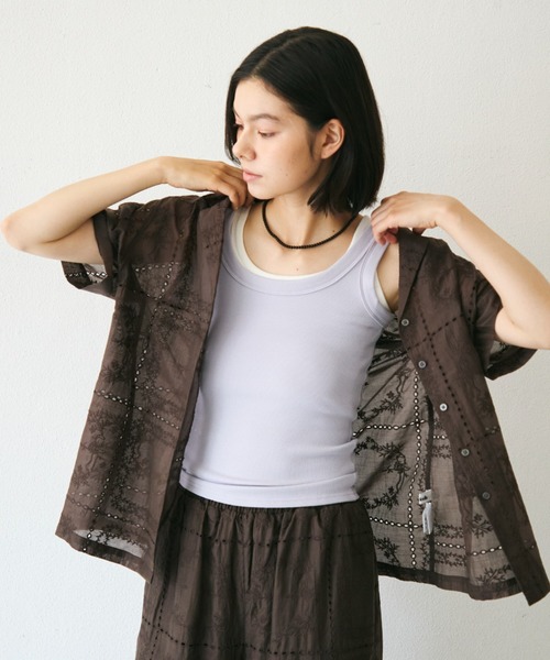 Trish(トリッシュ)の「パッチワーク風刺繍半袖シャツジャケット(シャツ/ブラウス・レディース・ブラウン/ホワイト・FREE)」の3枚目の写真
