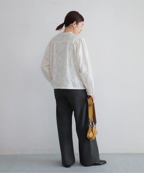 NOMBRE IMPAIR(ノンブルアンペール)の「コットンフラワー刺繍コンビ 三角ヨークブラウス(シャツ/ブラウス・レディース・ホワイト・FREE)」の5枚目の写真
