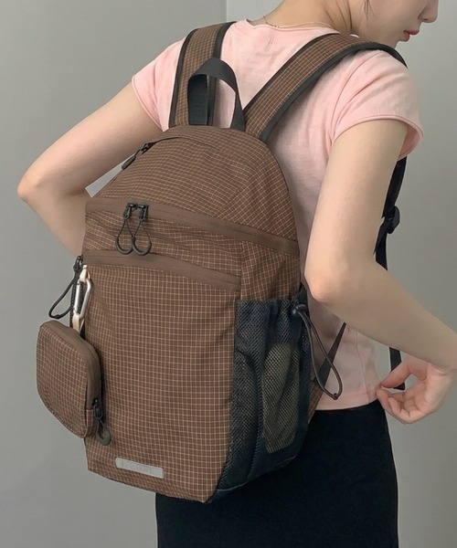 Teem Store（チームストア）の「ポーチ付きチェック柄ダブルジップバックパック 撥水加工（バックパック/リュック・レディース・ホワイト/ブラック/ブラウン/ブルー・F）」の3枚目の写真