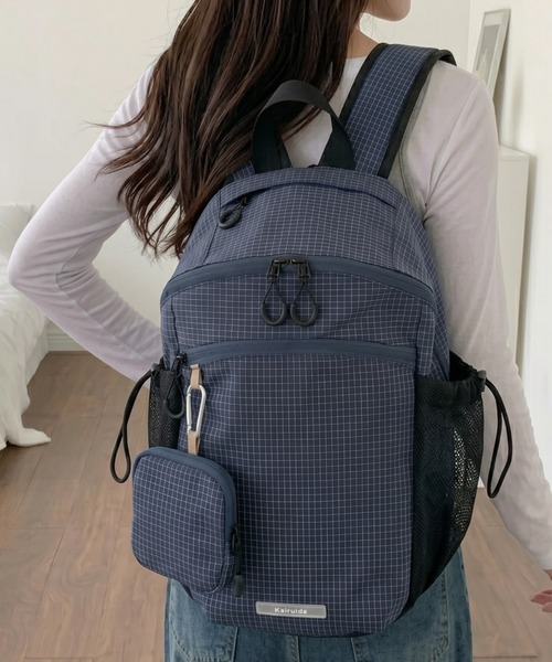 Teem Store（チームストア）の「ポーチ付きチェック柄ダブルジップバックパック 撥水加工（バックパック/リュック・レディース・ホワイト/ブラック/ブラウン/ブルー・F）」の4枚目の写真