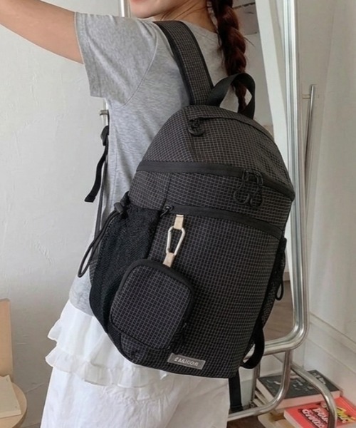 Teem Store（チームストア）の「ポーチ付きチェック柄ダブルジップバックパック 撥水加工（バックパック/リュック・レディース・ホワイト/ブラック/ブラウン/ブルー・F）」の11枚目の写真