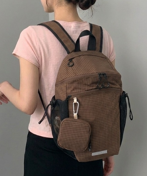 Teem Store（チームストア）の「ポーチ付きチェック柄ダブルジップバックパック 撥水加工（バックパック/リュック・レディース・ホワイト/ブラック/ブラウン/ブルー・F）」の13枚目の写真