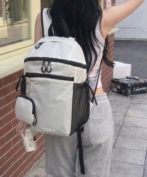 Teem Store（チームストア）の「ポーチ付きチェック柄ダブルジップバックパック 撥水加工（バックパック/リュック・レディース・ホワイト/ブラック/ブラウン/ブルー・F）」の5枚目の写真