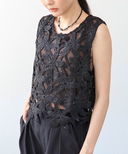 Three Four Time（ｽﾘｰﾌｫｰﾀｲﾑ）の「カギ編み箔フラワーモチーフレースベスト（ベスト・レディース・ブラック/ベージュ・ONE SIZE）」の3枚目の写真