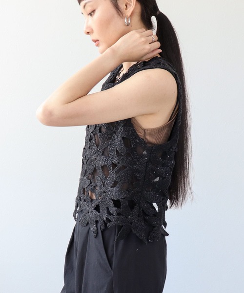 Three Four Time（ｽﾘｰﾌｫｰﾀｲﾑ）の「カギ編み箔フラワーモチーフレースベスト（ベスト・レディース・ブラック/ベージュ・ONE SIZE）」の4枚目の写真