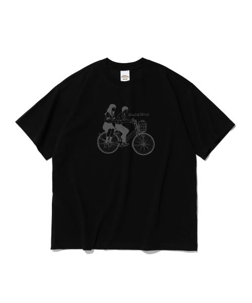 ANALOG MOOD(アナログムード)の「メモリーズライディンググラフィック半袖Tシャツ(ブラック)(Tシャツ/カットソー・レディース・その他・SMALL/MEDIUM/LARGE/X-LARGE/2XL)」の1枚目の写真