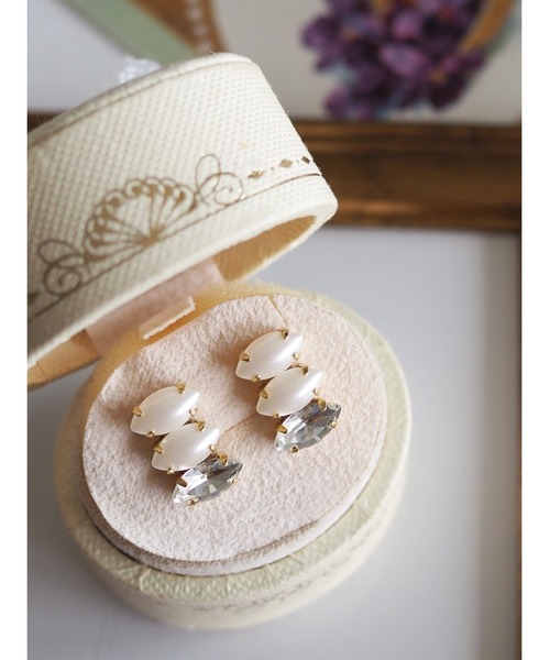 tone(トーン)の「【kanade】リーフ型パールピアス(MA)(ピアス(両耳用)・レディース・ホワイト・FREE)」の1枚目の写真