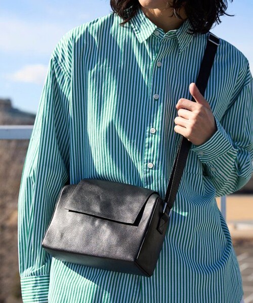 Firsthand(ファーストハンド)の「Firsthand/ファーストハンド Leather Editor's Flap Shoulder Bag / レザー エディターズ フラップショルダー / 牛革 / 撥水レザー(ボディバッグ/ウエストポーチ・メンズ・ブラック・ONE SIZE)」の1枚目の写真