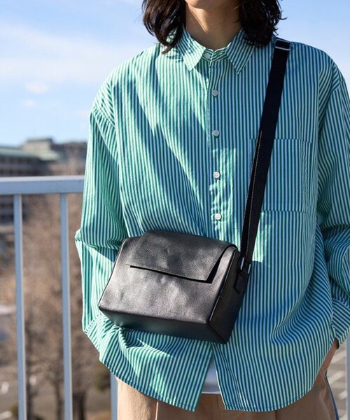 Firsthand(ファーストハンド)の「Firsthand/ファーストハンド Leather Editor's Flap Shoulder Bag / レザー エディターズ フラップショルダー / 牛革 / 撥水レザー(ボディバッグ/ウエストポーチ・メンズ・ブラック・ONE SIZE)」の11枚目の写真
