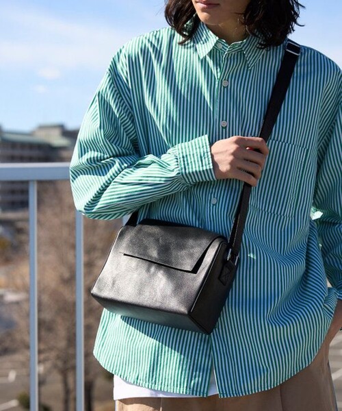Firsthand(ファーストハンド)の「Firsthand/ファーストハンド Leather Editor's Flap Shoulder Bag / レザー エディターズ フラップショルダー / 牛革 / 撥水レザー(ボディバッグ/ウエストポーチ・メンズ・ブラック・ONE SIZE)」の12枚目の写真