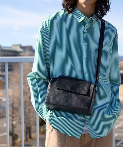 Firsthand(ファーストハンド)の「Firsthand/ファーストハンド Leather Editor's Flap Shoulder Bag / レザー エディターズ フラップショルダー / 牛革 / 撥水レザー(ボディバッグ/ウエストポーチ・メンズ・ブラック・ONE SIZE)」の13枚目の写真