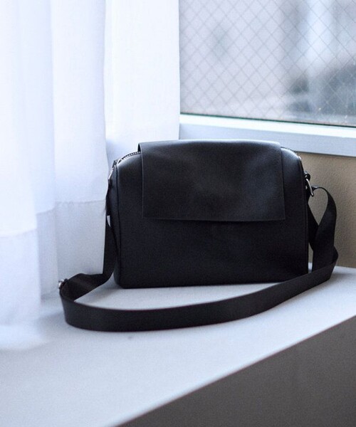 Firsthand(ファーストハンド)の「Firsthand/ファーストハンド Leather Editor's Flap Shoulder Bag / レザー エディターズ フラップショルダー / 牛革 / 撥水レザー(ボディバッグ/ウエストポーチ・メンズ・ブラック・ONE SIZE)」の2枚目の写真