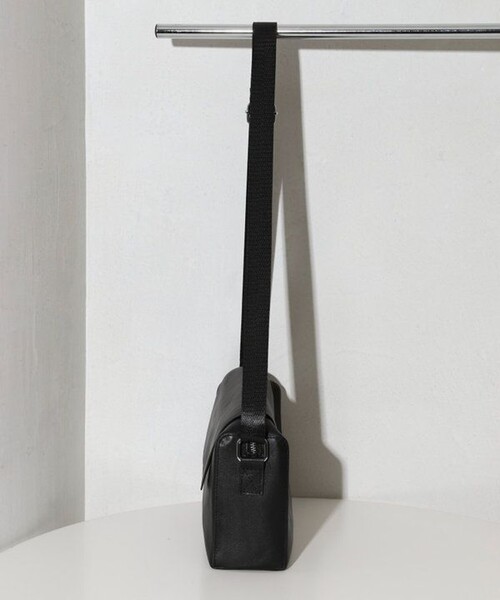 Firsthand(ファーストハンド)の「Firsthand/ファーストハンド Leather Editor's Flap Shoulder Bag / レザー エディターズ フラップショルダー / 牛革 / 撥水レザー(ボディバッグ/ウエストポーチ・メンズ・ブラック・ONE SIZE)」の3枚目の写真