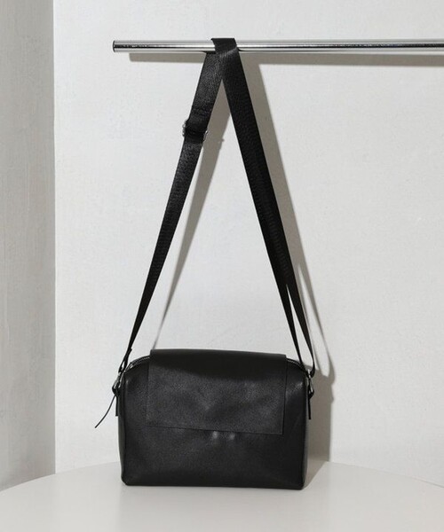 Firsthand(ファーストハンド)の「Firsthand/ファーストハンド Leather Editor's Flap Shoulder Bag / レザー エディターズ フラップショルダー / 牛革 / 撥水レザー(ボディバッグ/ウエストポーチ・メンズ・ブラック・ONE SIZE)」の4枚目の写真