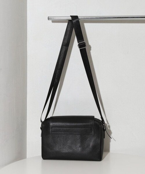 Firsthand(ファーストハンド)の「Firsthand/ファーストハンド Leather Editor's Flap Shoulder Bag / レザー エディターズ フラップショルダー / 牛革 / 撥水レザー(ボディバッグ/ウエストポーチ・メンズ・ブラック・ONE SIZE)」の5枚目の写真
