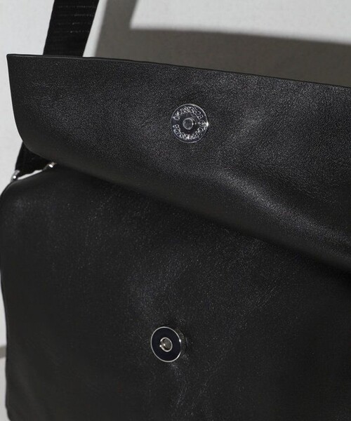 Firsthand(ファーストハンド)の「Firsthand/ファーストハンド Leather Editor's Flap Shoulder Bag / レザー エディターズ フラップショルダー / 牛革 / 撥水レザー(ボディバッグ/ウエストポーチ・メンズ・ブラック・ONE SIZE)」の6枚目の写真