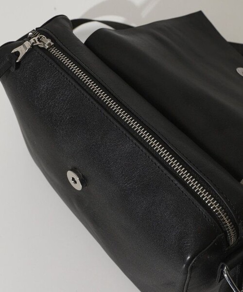Firsthand(ファーストハンド)の「Firsthand/ファーストハンド Leather Editor's Flap Shoulder Bag / レザー エディターズ フラップショルダー / 牛革 / 撥水レザー(ボディバッグ/ウエストポーチ・メンズ・ブラック・ONE SIZE)」の8枚目の写真