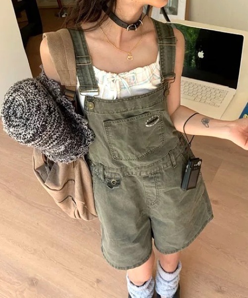 SHEENA（シーナ）の「ワンポイント刺繍ロゴショートサロペット（サロペット/オーバーオール・レディース・カーキ・M）」の5枚目の写真