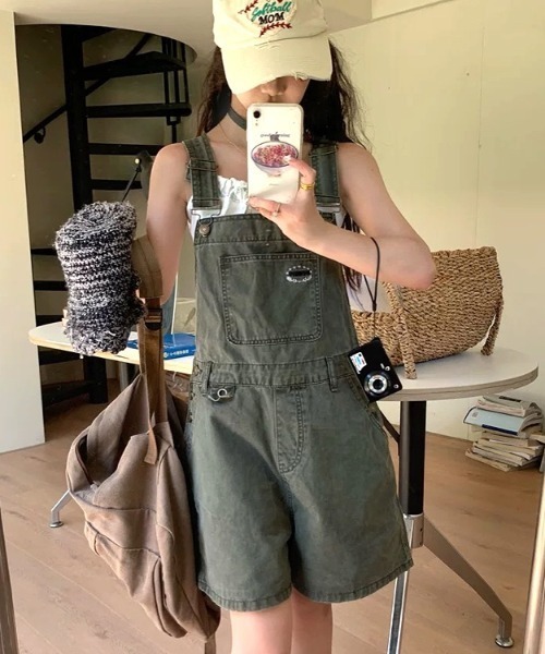 SHEENA（シーナ）の「ワンポイント刺繍ロゴショートサロペット（サロペット/オーバーオール・レディース・カーキ・M）」の7枚目の写真