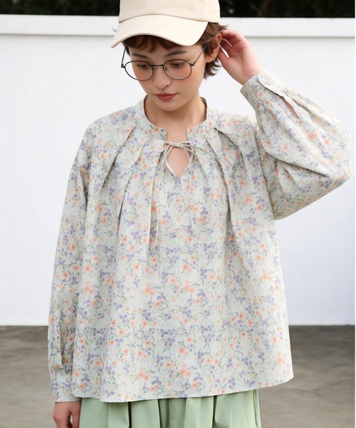 Sew loop(ソーループ)の「花柄プリント綿100%長袖タックブラウス(シャツ/ブラウス・レディース・ホワイト×パープル/ホワイト×グリーン・FREE)」の2枚目の写真